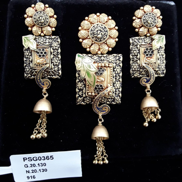 22KT Gold Light Weight Collections of Pendent Set
