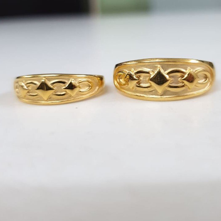 3.48 CTW Flush Emerald Cut Diamond 18 Karat Yellow Gold Vintage Three Stone Unisex  Ring | Wilson's Estate Jewelry